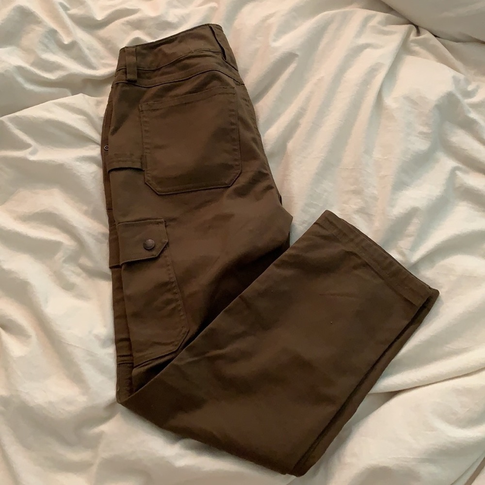 Duluth trading co cargo pants in dark green color